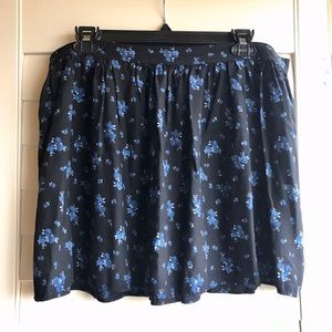 AMERICAN EAGLE CUTE FLOWY BLUE FLORAL SLIRT